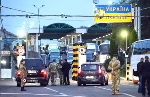 Українці їдуть до Польщі через економічні чинники, проте тут готові до напливу трудових мігрантів в разі агресії Путіна