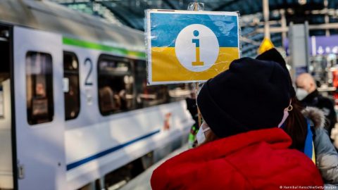 Німеччина просить Польщу призупинити відправку поїздів з біженцями