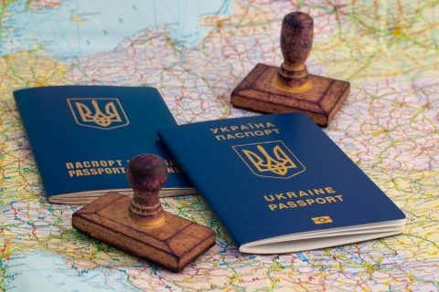 Термін дії закордонних паспортів автоматично продовжуються у відділеннях ДМС та дипустановах МВС