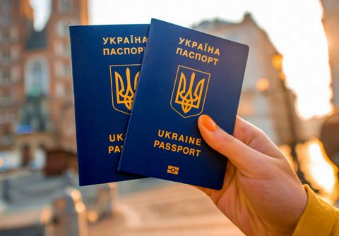 Виїзд з України здійснюється за закордонним паспортом