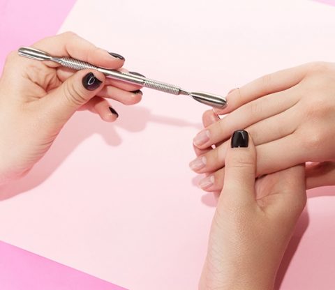 Майстер з манікюру