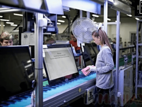 Робочий на виробництво телевізорів