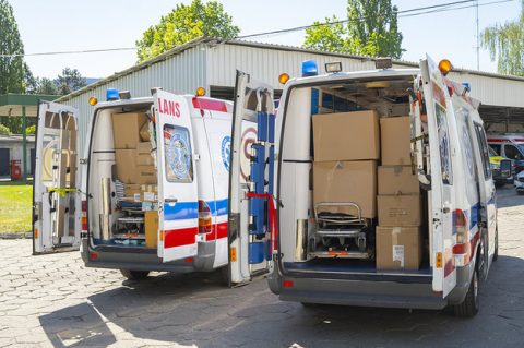 Польща продовжує допомагати Україні і передала обладнанні автомобілі швидкої допомоги