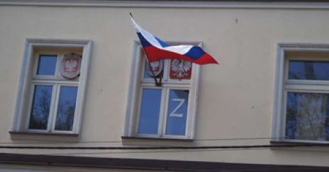 У Польщі чоловік вивісив у вікно прапор Росії і символ «Z»