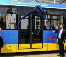 На вулиці Вроцлава виїхав синьо-жовтий трамвай присвячений захисникам України