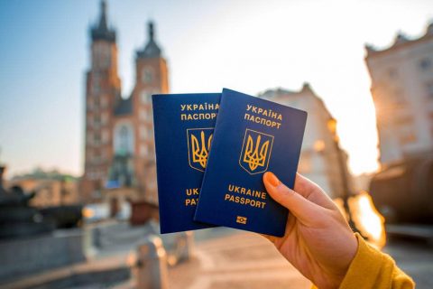 Кабмін впроваджує експериментальний проект по видачі закордонних паспортів та документа Громадянина України за кордоном