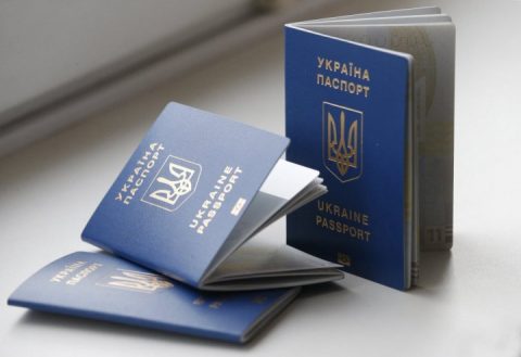 Україна спростила видачу закордонних паспортів для дітей