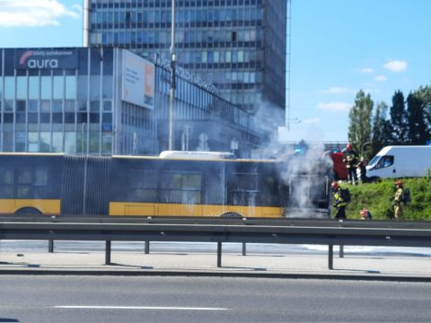 У центрі Варшави спалахнув автобус. У середині були водій та 30 пасажирів