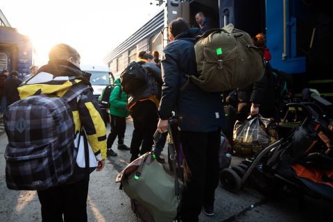 Як надовго можуть виїхати з України чоловіки, не придатні до військової служби