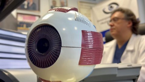 Вибухом дитині вибило око: офтальмологи Польщі врятували зір мамі та її синам-близнюкам з Луганщини