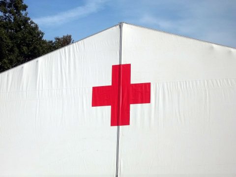 Червоний хрест у Польщі знову видає біженцям картки на 100 злотих