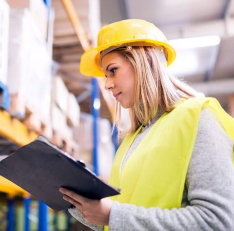 Працівниця складу