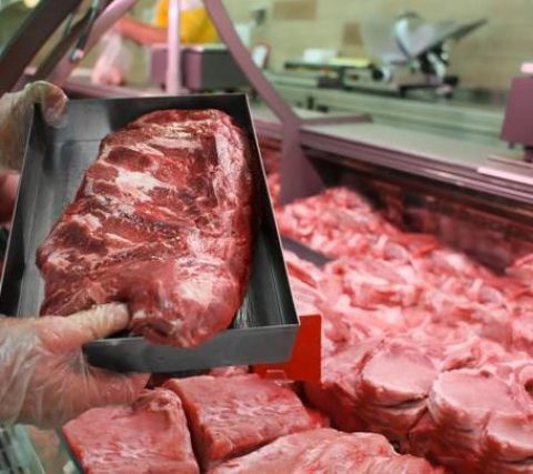 Продавець м’ясної продукції