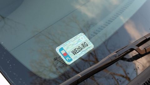 З вересня в Польщі більше не буде наклейок на лобовому склі автівок