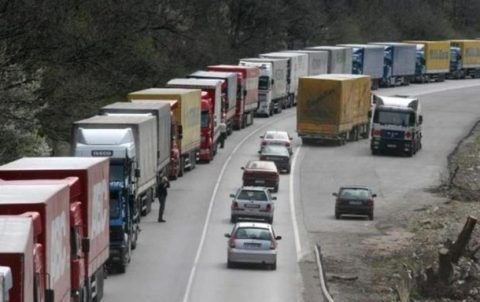 Понад 250 автівок та 13 автобусів застрягли у чергах на виїзд з України, найбільше – на кордоні з Польщею