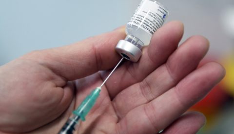 Польща передасть Україні понад мільйон доз вакцини проти COVID-19