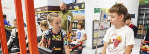 Biedronka відкрила у Варшаві перший магазин, де “працюють” та “закупляються” лише діти