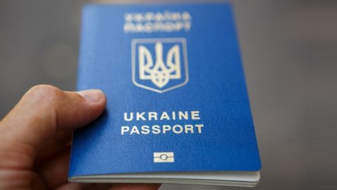 У Польщі в консульствах припинили подовжувати дію закордонних паспортів: що треба знати