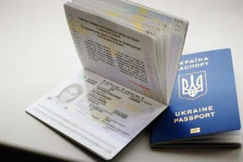 Консульство України в Польщі знову буде продовжувати дію закордоних паспортів та вносити дані дітей