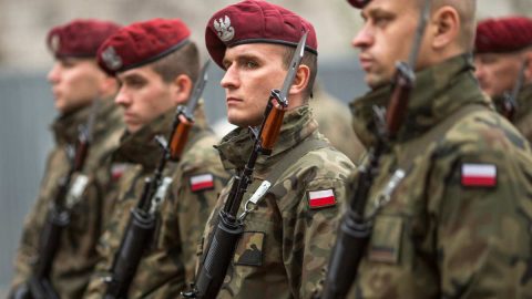 Поляки почали отримувати виклики на військові навчання