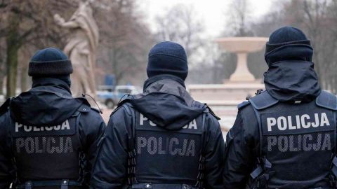 Польський уряд готує спеціальні надбавки для поліцейських, щоб вони не йшли на пенсію