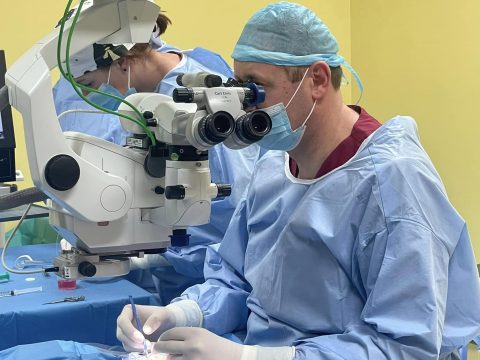 У Польщі однорічному хлопчику провели унікальну операцію по відновленню зору