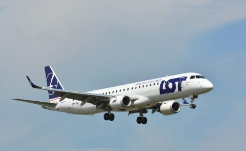 Польська авіа компанія LOT шукає працівників. Скільки може заробляти бортпровідник та які вимоги?