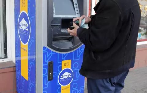 Які існують обмеження на зняття готівки в банкоматах Польщі?