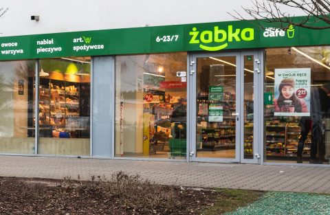 Żabka запускає новий формат магазинів без стелі та дверей