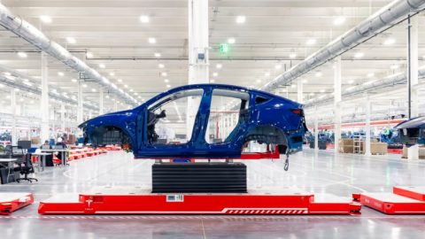 Скільки заробляють поляки на заводі Tesla в Німеччині?