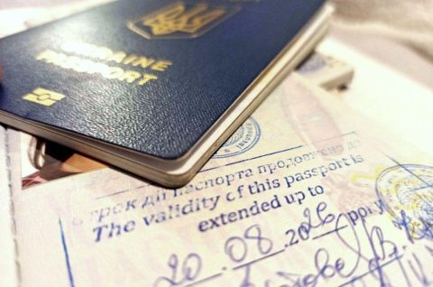 Закордонний паспорт: робити новий чи продовжувати? Консультація від консула в Польщі