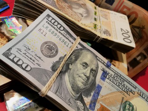 Скільки буде коштувати долар? Нацбанк України скасував фіксований курс гривні