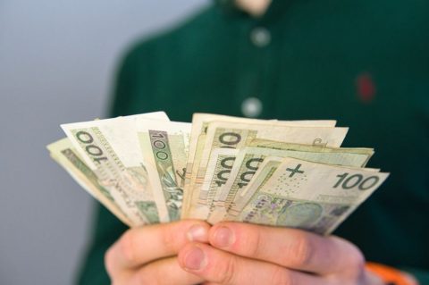 Мінімальна зарплата у Польщі зросте на 18%. Скільки пропонують українцям?