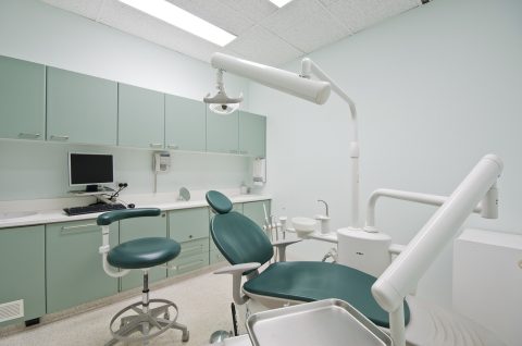 Лікар-стоматолог по NFZ в Польщі: перелік безплатних послуг