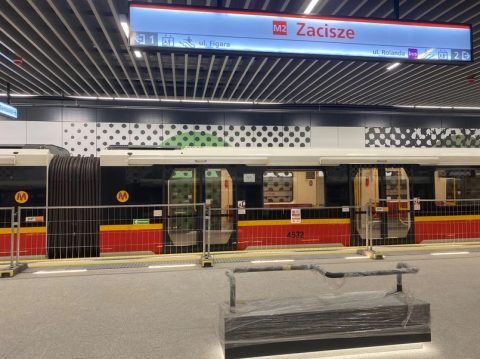 У Варшавському метро побудують лавки, на яких неможливо буде спати