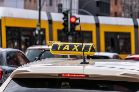 Що чекає на Uber та Bolt? У Польщі радикально змінюють правила у транспортних послугах