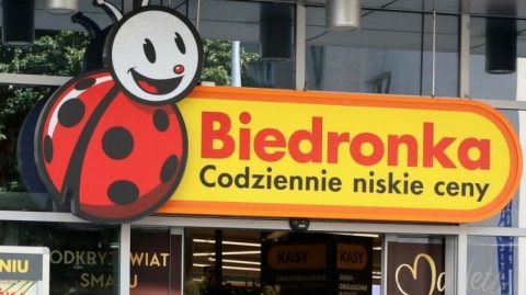 Biedronka шукає сезонних працівників на узбережжі Балтійського моря. Скільки платять?