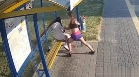 У Польщі жінка помилково побила іншу жінку, яка просто сиділа на зупинці. ВІДЕО