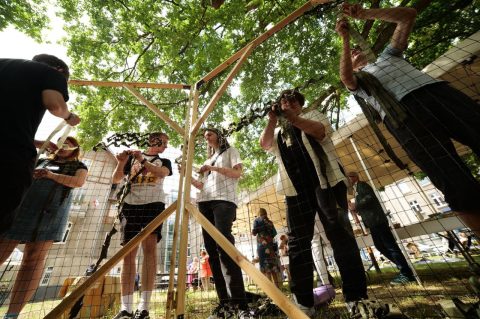 Українські активісти в Гданську запрошують долучатися до плетення сіток