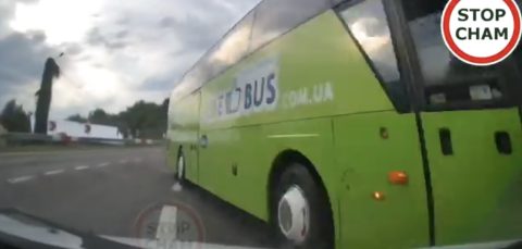 Водій автобуса з України в Польщі – ледве не спричинив трагедію. ВІДЕО