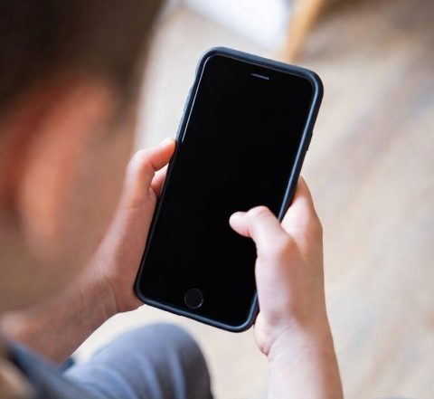 Без телефонів у школі – нові правила в Польщі з 2026 року